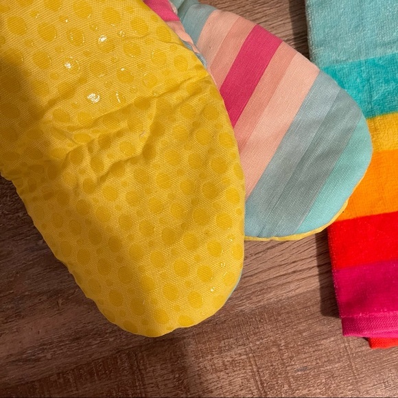 Trina Turk 2PCK Kitchen Towels + Mini Mitts - Picture 9 of 11